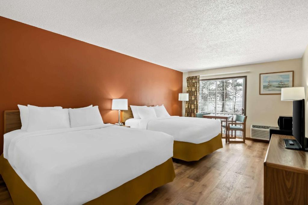 Postel nebo postele na pokoji v ubytování Econo Lodge Manistee