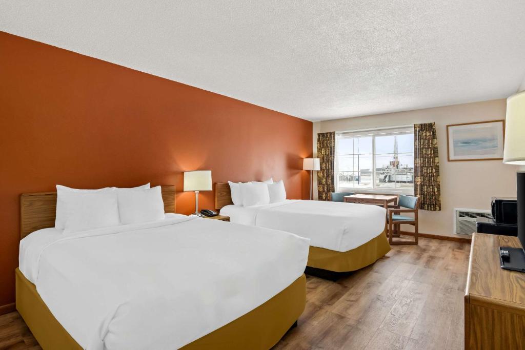Postel nebo postele na pokoji v ubytování Econo Lodge Manistee