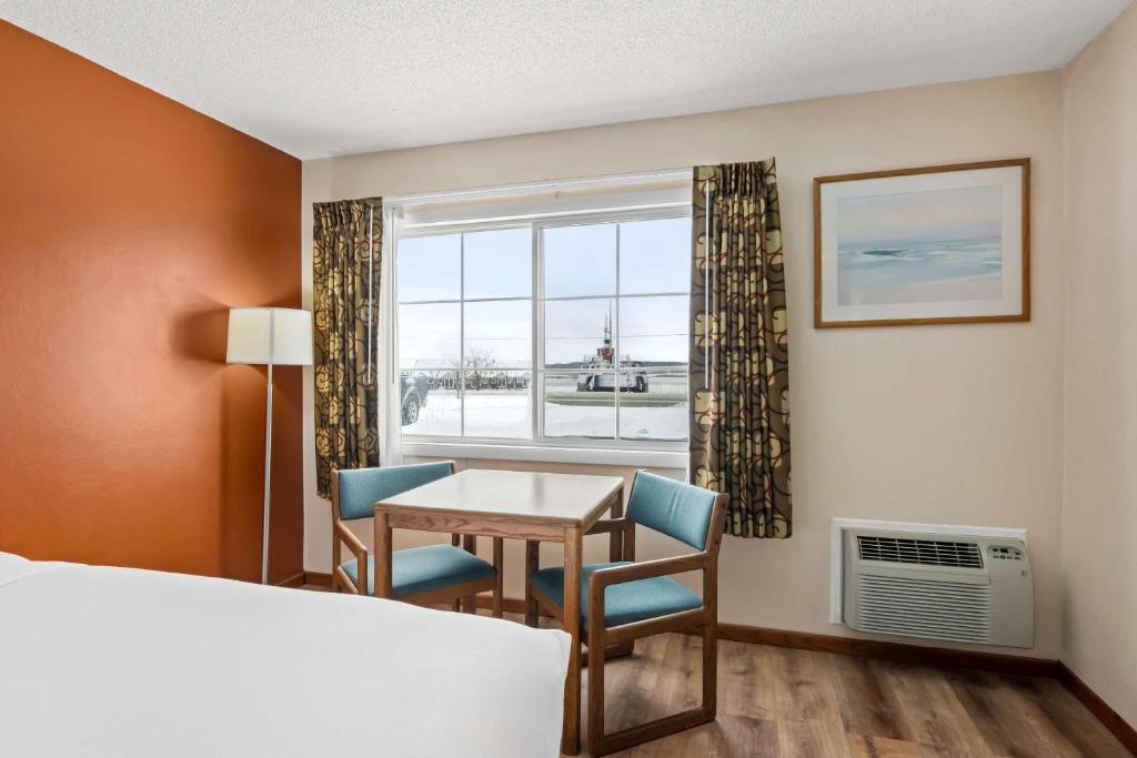 Postel nebo postele na pokoji v ubytování Econo Lodge Manistee