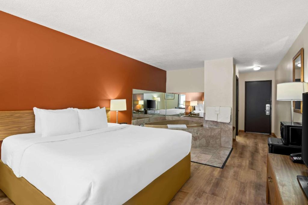 Postel nebo postele na pokoji v ubytování Econo Lodge Manistee