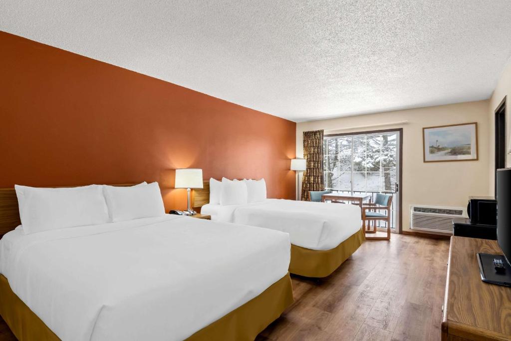 Postel nebo postele na pokoji v ubytování Econo Lodge Manistee
