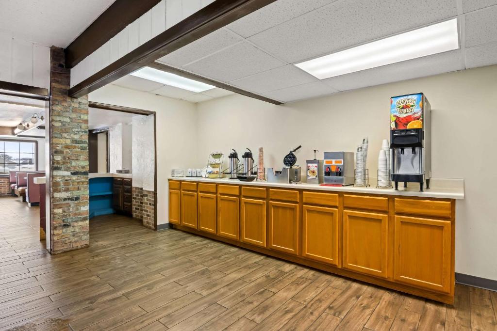 Příslušenství pro přípravu čaje a kávy v ubytování Econo Lodge Manistee
