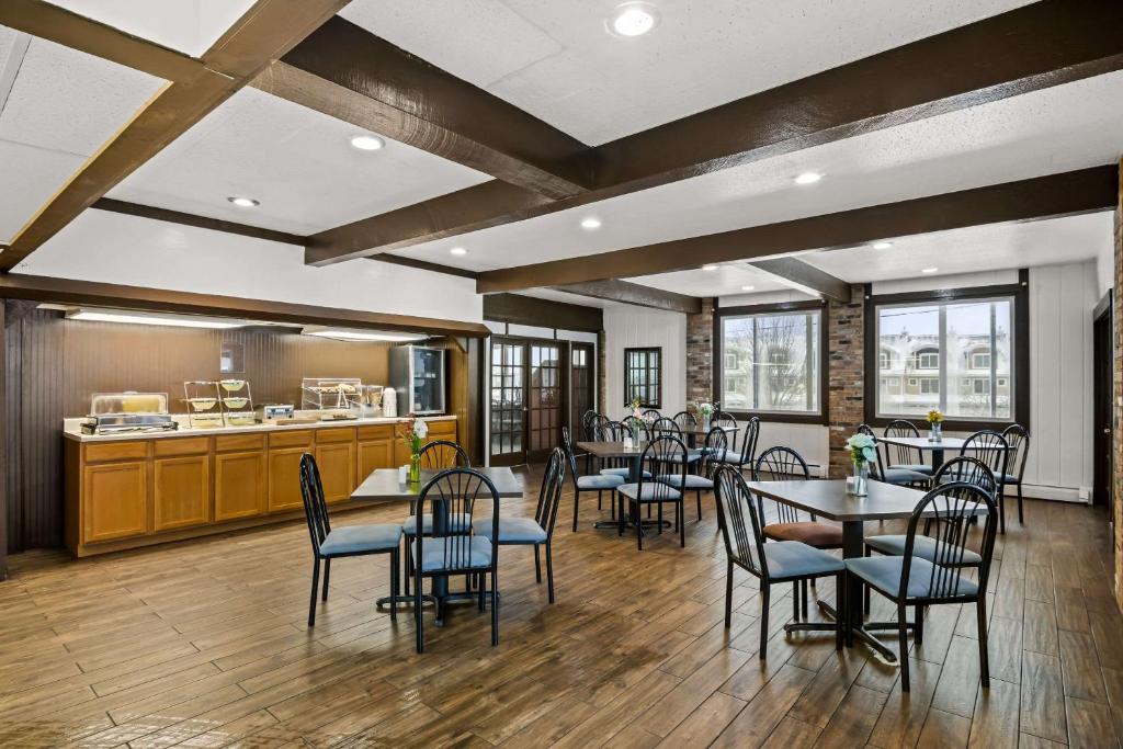 Kuchyň nebo kuchyňský kout v ubytování Econo Lodge Manistee