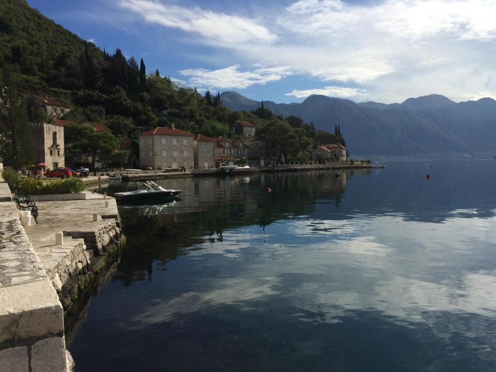 佩拉斯特的住宿－Beachfront Villa Perast，水体,上面有城镇和建筑物