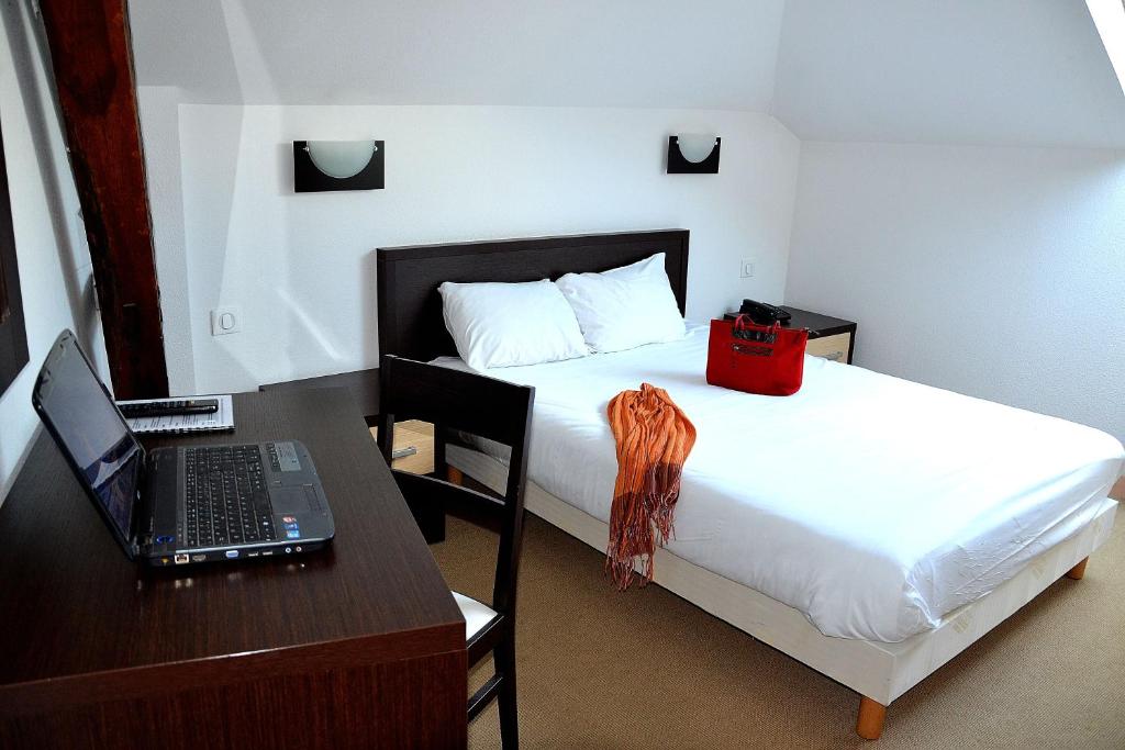 Cama o camas de una habitación en Hotel Les Bénédictins