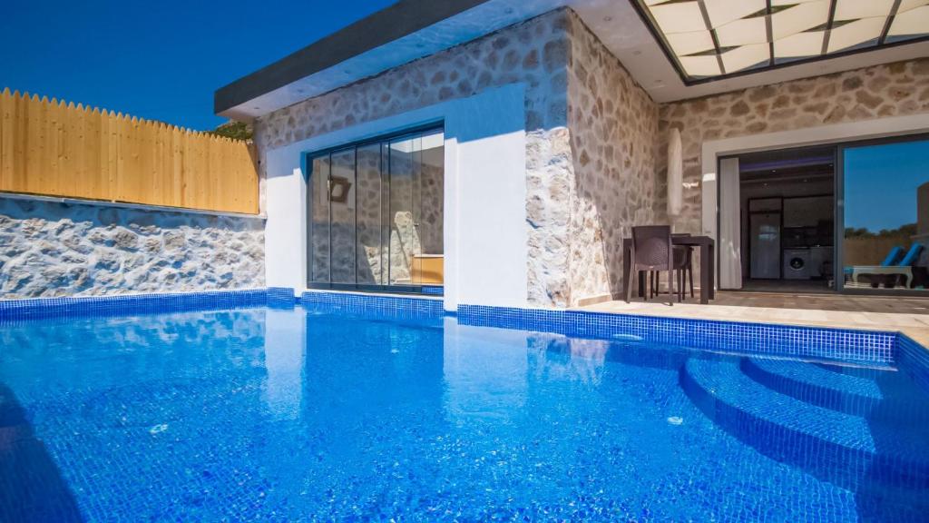 Bazén v ubytování Kalkan 1 Bedroom Villa 1151 nebo v jeho okolí