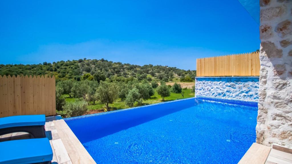 Bazén v ubytování Kalkan 1 Bedroom Villa 1151 nebo v jeho okolí