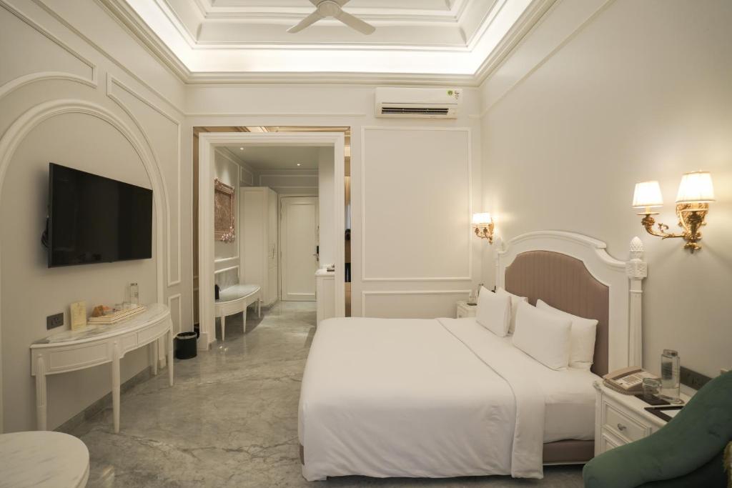TV a/nebo společenská místnost v ubytování Hotel Hillock Ahmedabad