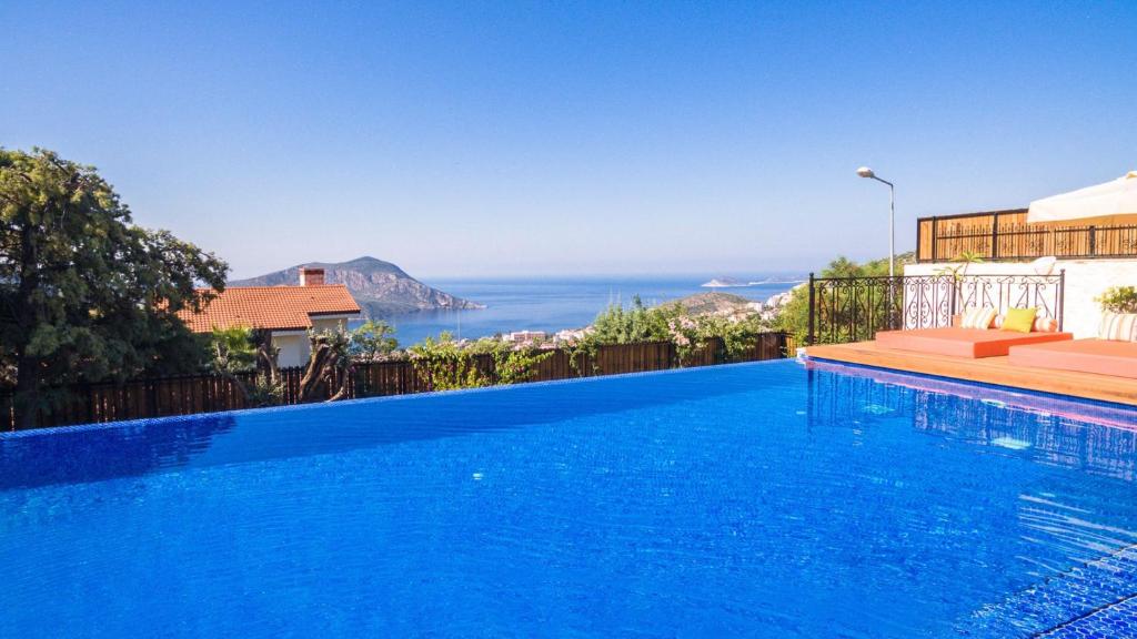 Bazén v ubytování Kalkan 4 Bedroom Luxury Villa 1210 nebo v jeho okolí