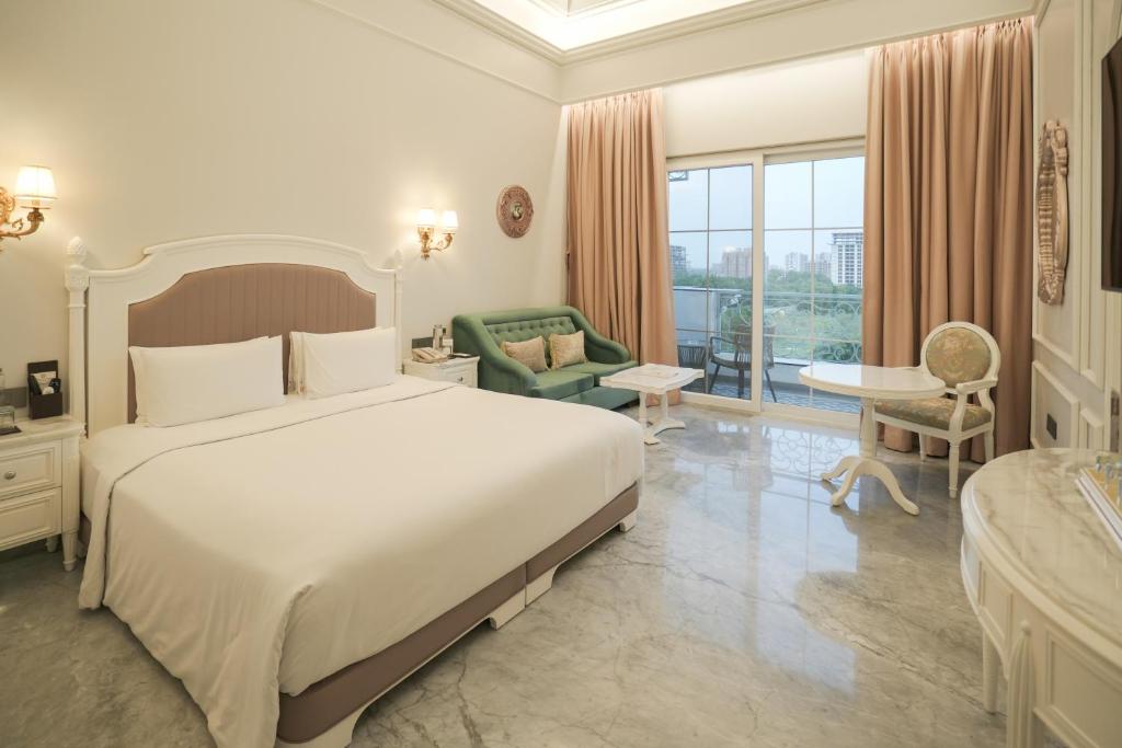 Postel nebo postele na pokoji v ubytování Hotel Hillock Ahmedabad