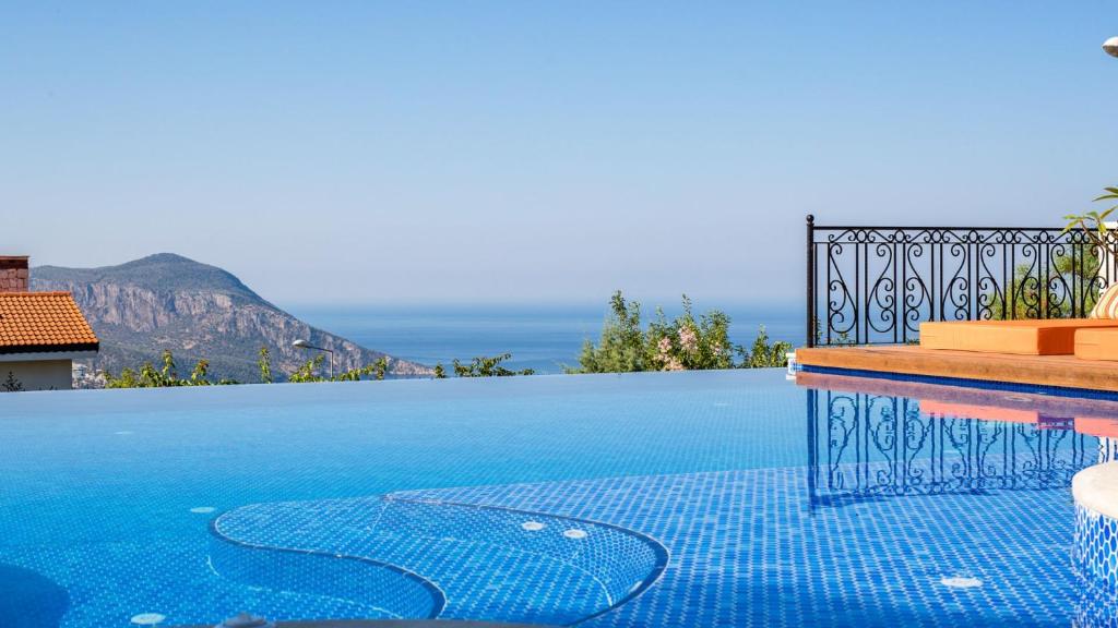 Bazén v ubytování Kalkan 4 Bedroom Luxury Villa 1210 nebo v jeho okolí