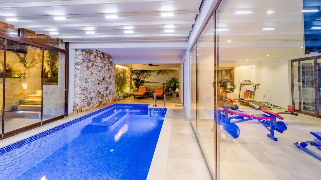 Bazén v ubytování Kalkan 4 Bedroom Luxury Villa 1210 nebo v jeho okolí