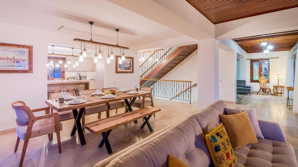 Posezení v ubytování Kalkan 4 Bedroom Luxury Villa 1210