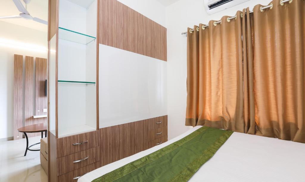 Postel nebo postele na pokoji v ubytování Treebo Sapphire Studio