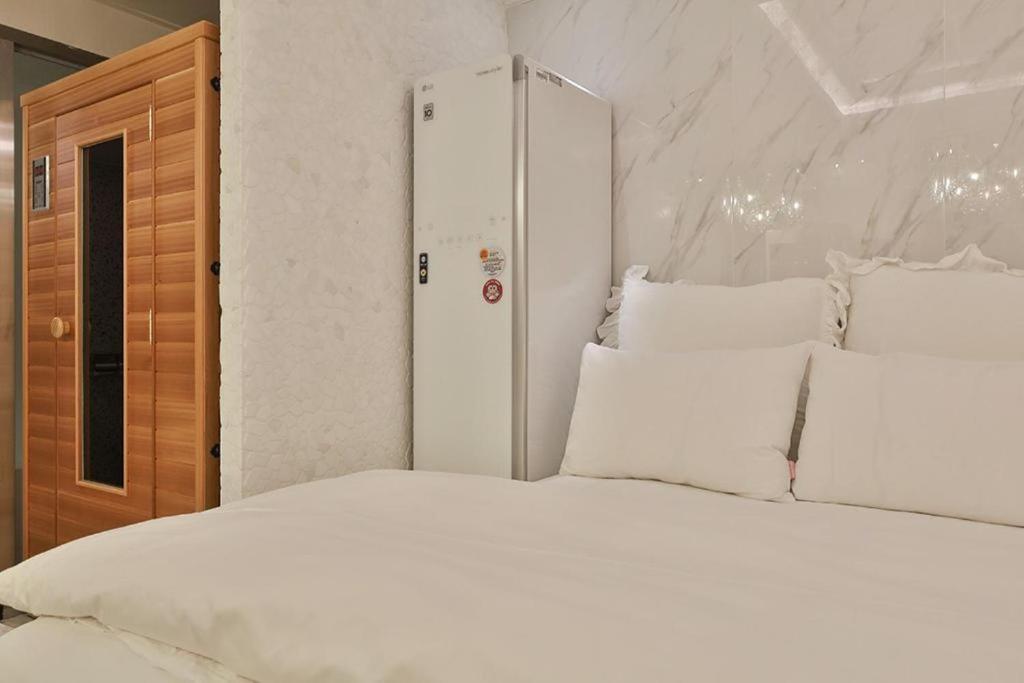 Postel nebo postele na pokoji v ubytování Daegu February Hotel DongdaeguStation