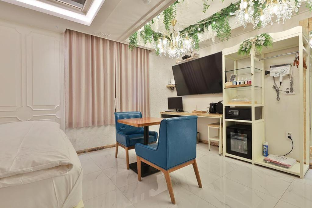 Kuchyň nebo kuchyňský kout v ubytování Daegu February Hotel DongdaeguStation