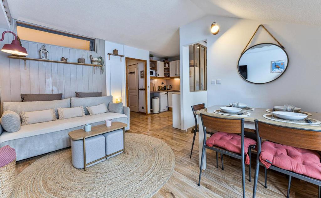 un salon avec un canapé et une table dans l'établissement Résidence Les Hauts De Preclaux - Appartement rénové avec belle vue sur les pistes MAE-8261, aux Orres