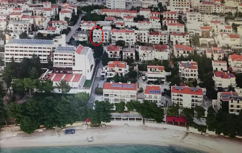 Nespecifikovaný výhled na destinaci Makarská nebo výhled na město při pohledu z apartmánu