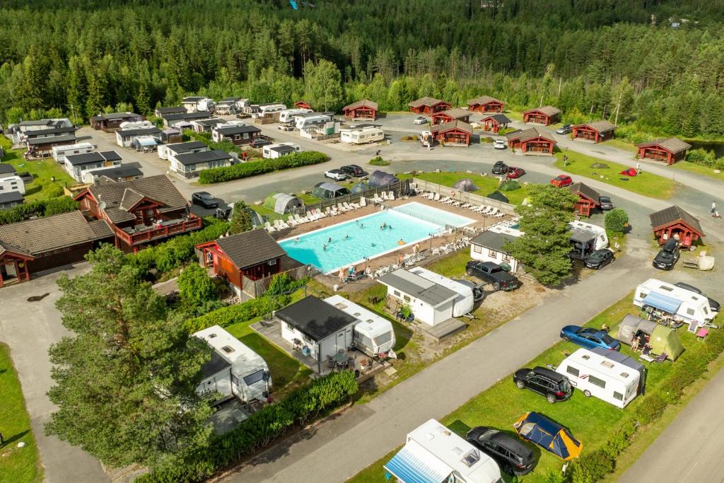 una vista aérea de un parque con piscina en First Camp Bø - Telemark, en Bø