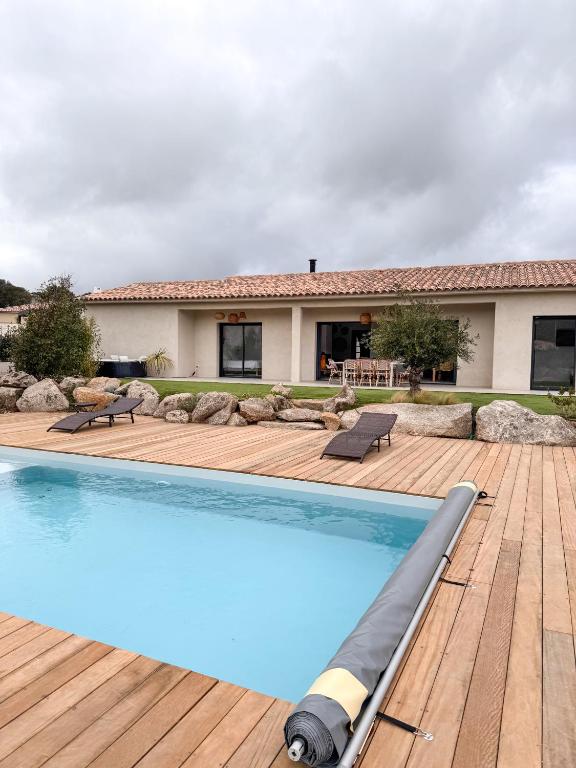 une piscine devant une maison dans l'établissement Casa Cagna Piscine et jacuzzi, à Figari