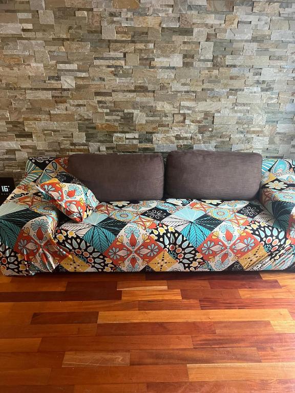 un canapé installé devant un mur de briques dans l'établissement Chambre 2, à Garges-lès-Gonesse