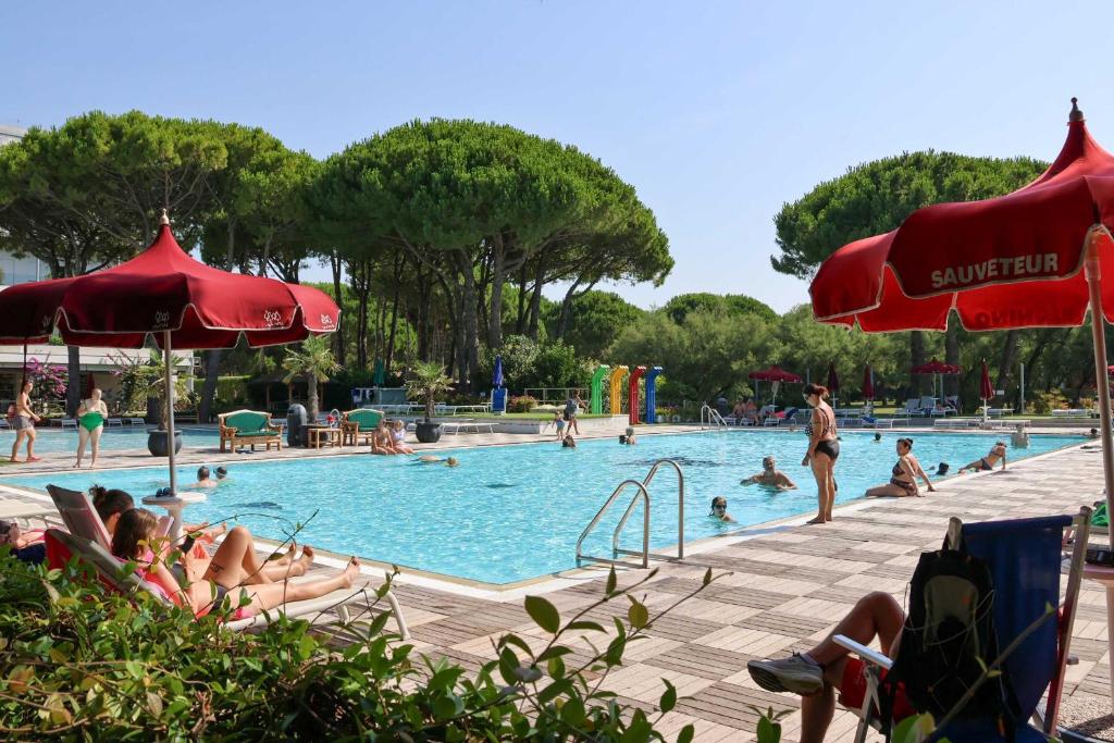 Bazén v ubytování Il Tridente Camping Village nebo v jeho okolí