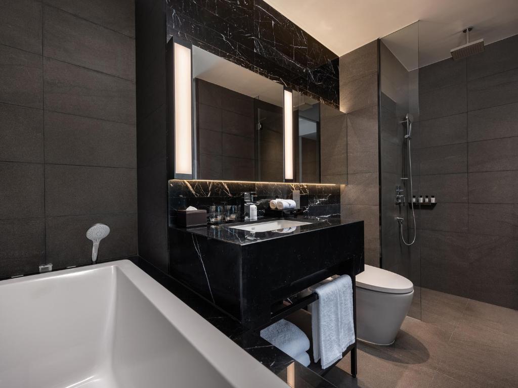 Premium Accessible King Room with River View - Lounge Access