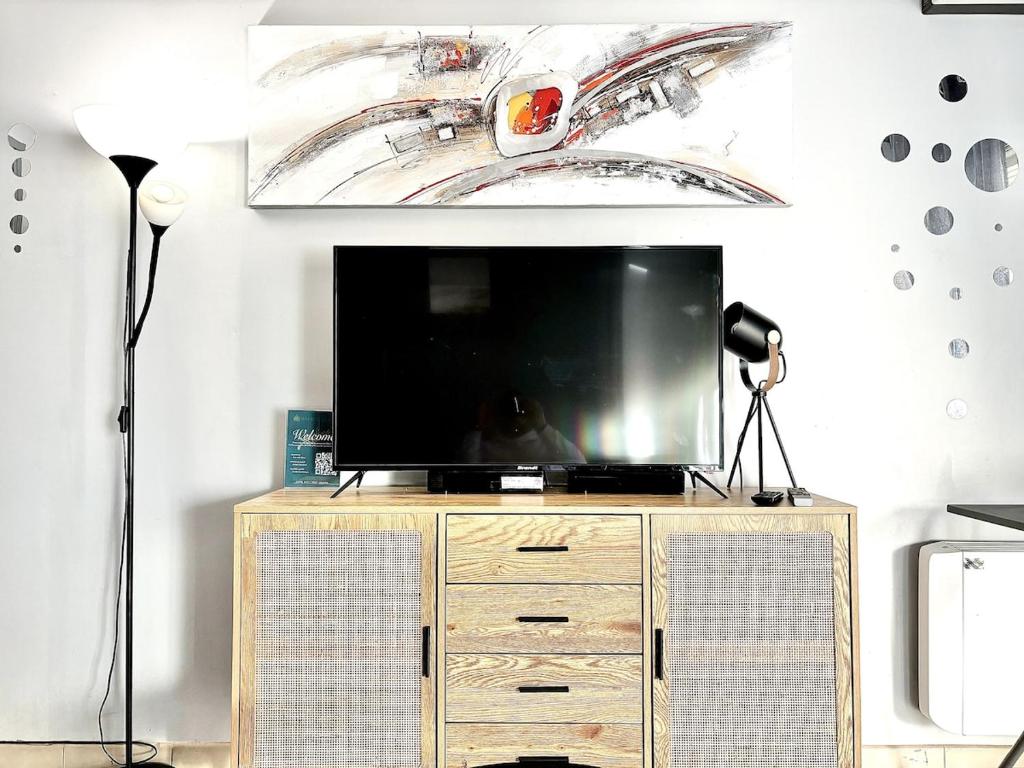 - une télévision sur une commode dans le salon dans l'établissement Cannes 1 Bedroom Apartment - CC1, à Cannes