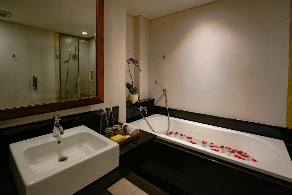 Koupelna v ubytování The Kirana Canggu Hotel