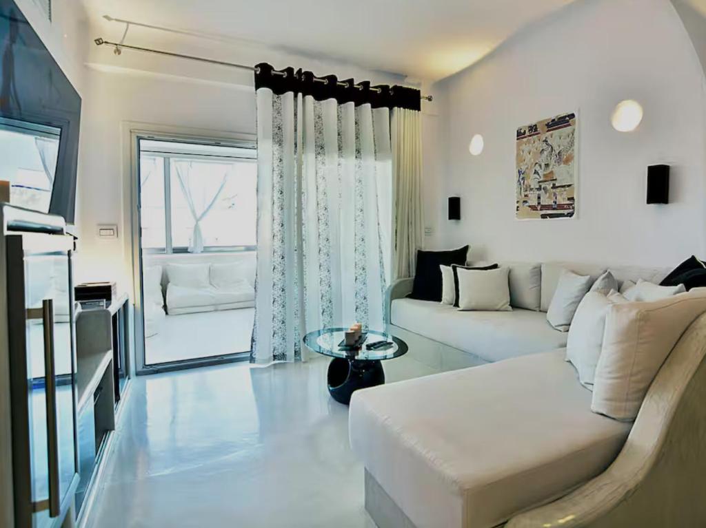 Ένα ή περισσότερα κρεβάτια σε δωμάτιο στο Kamari Loft - Santorini Luxury Apartment