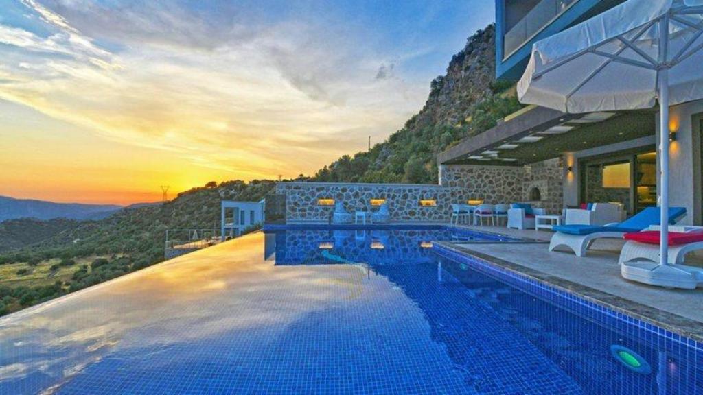 Bazén v ubytování Kalkan 3 Bedroom Villa 1656 nebo v jeho okolí