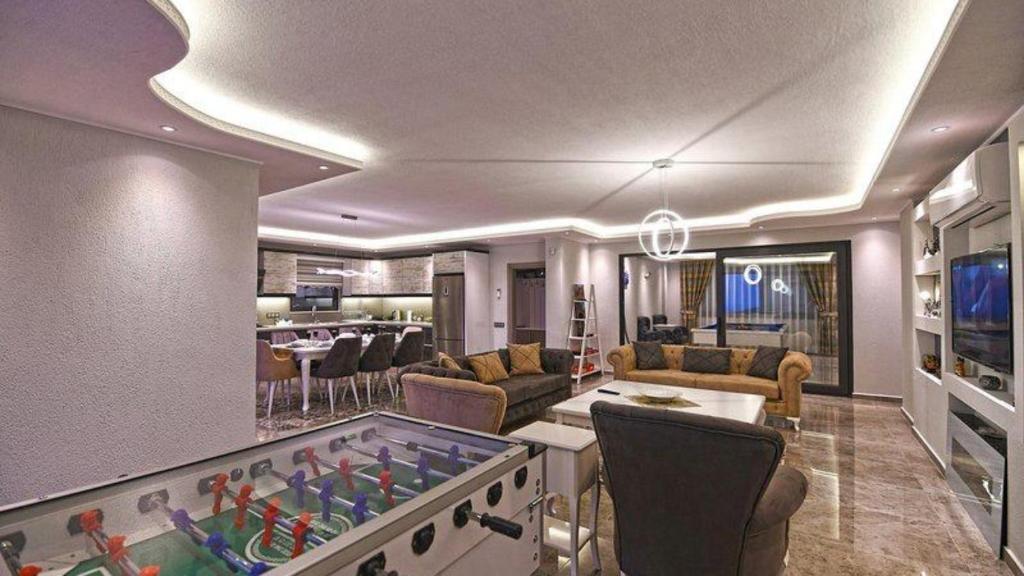 TV a/nebo společenská místnost v ubytování Kalkan 3 Bedroom Villa 1656
