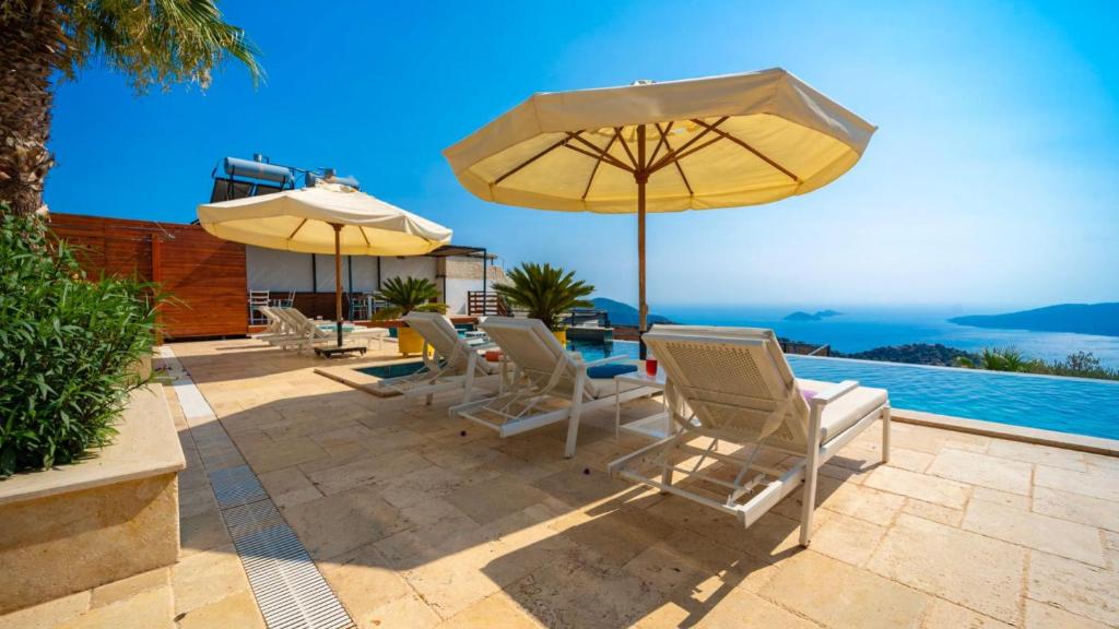 Bazén v ubytování Kalkan 5 Bedroom Villa 1684 nebo v jeho okolí