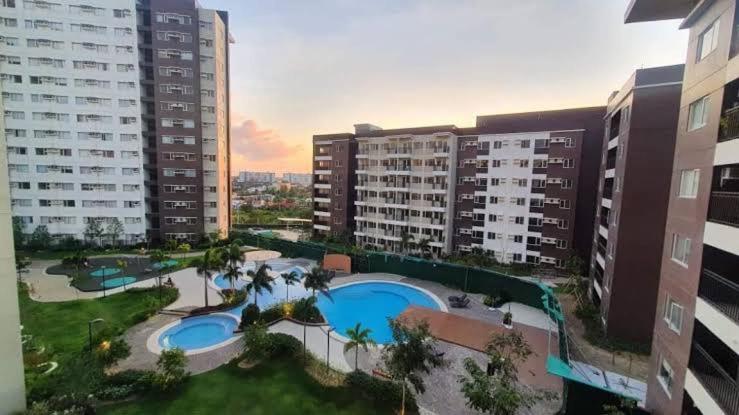 Hồ bơi trong/gần Avida Tower Studio unit by PHI Rentals