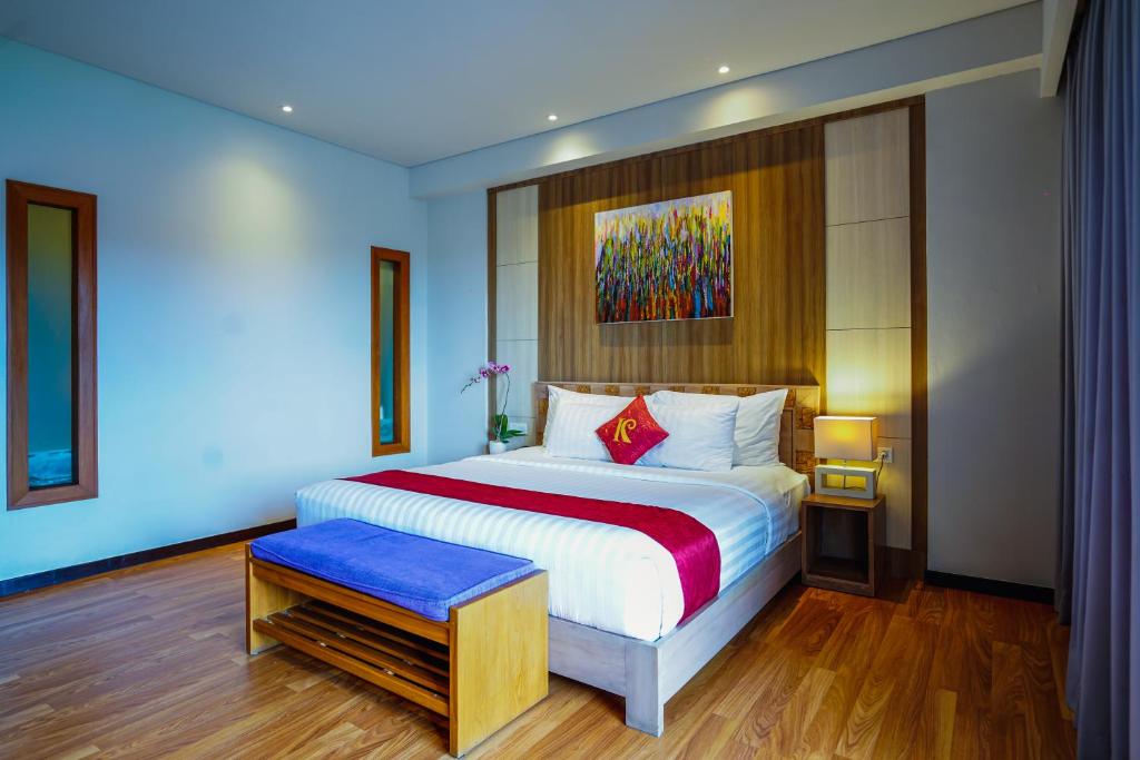 Postel nebo postele na pokoji v ubytování The Kirana Canggu Hotel