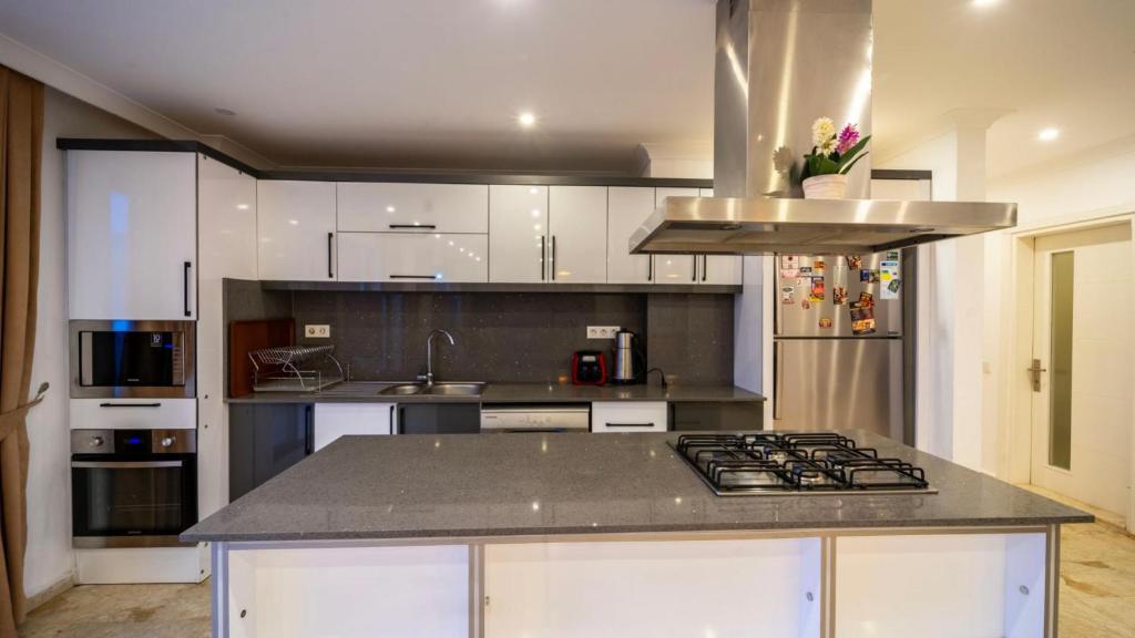 Kuchyň nebo kuchyňský kout v ubytování Kalkan 5 Bedroom Villa 1684