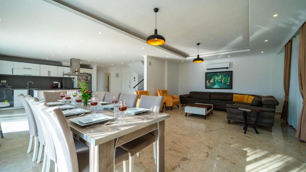 Posezení v ubytování Kalkan 5 Bedroom Villa 1684