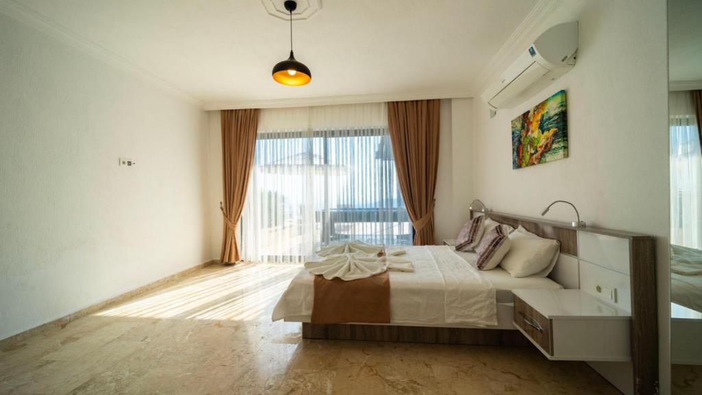 Postel nebo postele na pokoji v ubytování Kalkan 5 Bedroom Villa 1684
