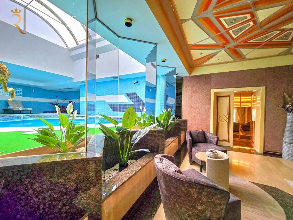 Bazén v ubytování Timeless Elegance Italian-Style Penthouse Retreat nebo v jeho okolí