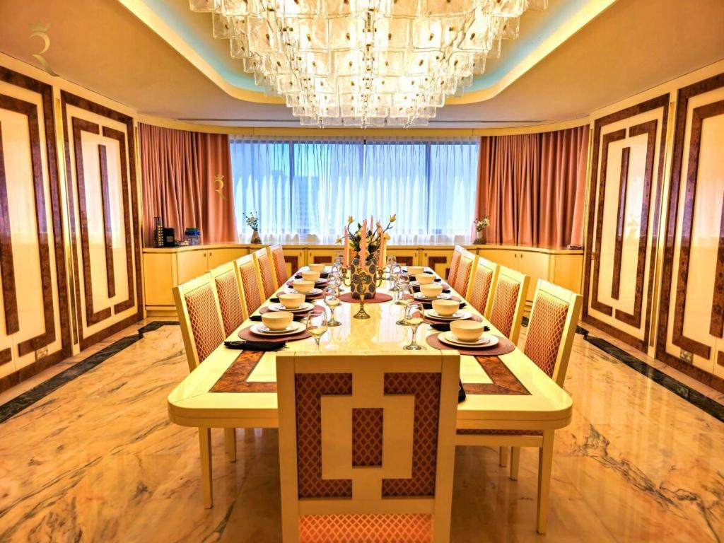 Fotografie z fotogalerie ubytování Timeless Elegance Italian-Style Penthouse Retreat v destinaci Abu Dhabi