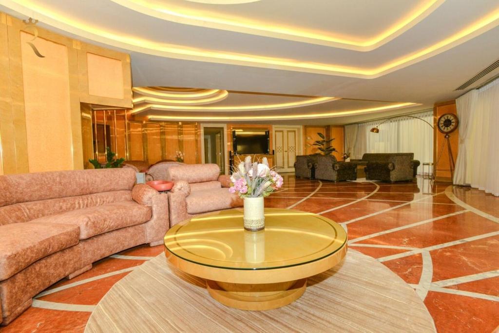 Posezení v ubytování Timeless Elegance Italian-Style Penthouse Retreat