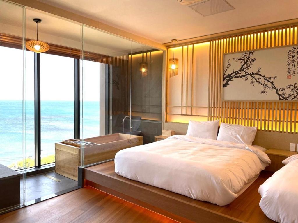 Postel nebo postele na pokoji v ubytování One fine day Jeju Poolvilla