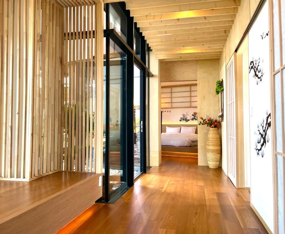 Postel nebo postele na pokoji v ubytování One fine day Jeju Poolvilla