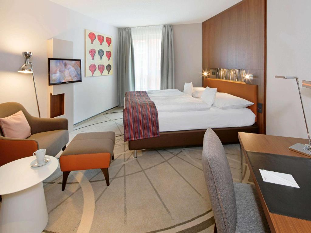 Postel nebo postele na pokoji v ubytování Mövenpick Hotel Münster am Aasee