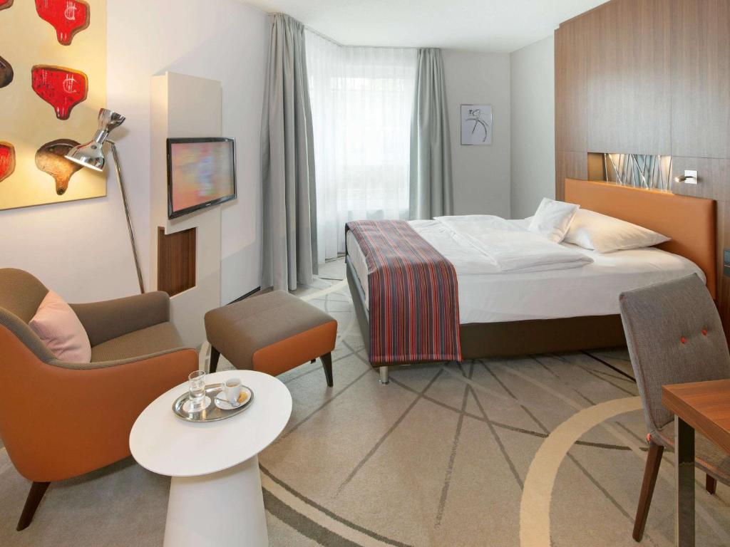 Postel nebo postele na pokoji v ubytování Mövenpick Hotel Münster am Aasee