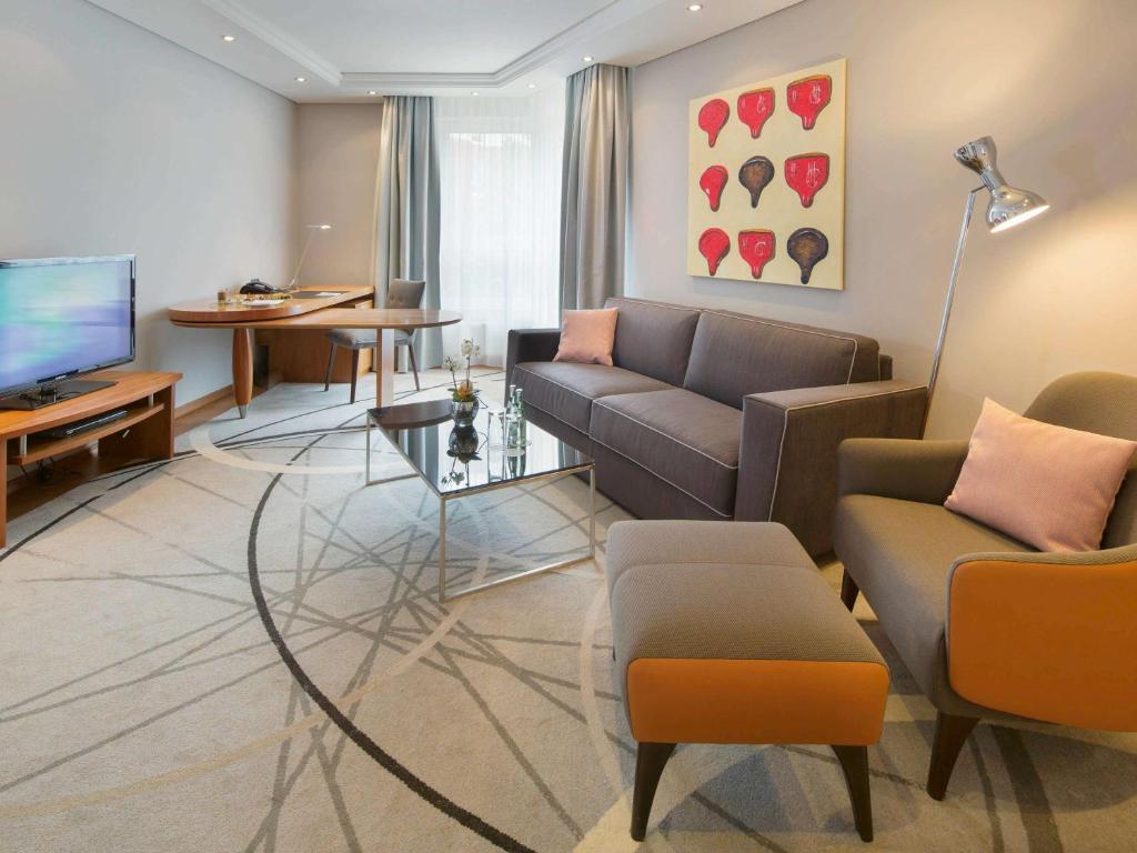 TV a/nebo společenská místnost v ubytování Mövenpick Hotel Münster am Aasee