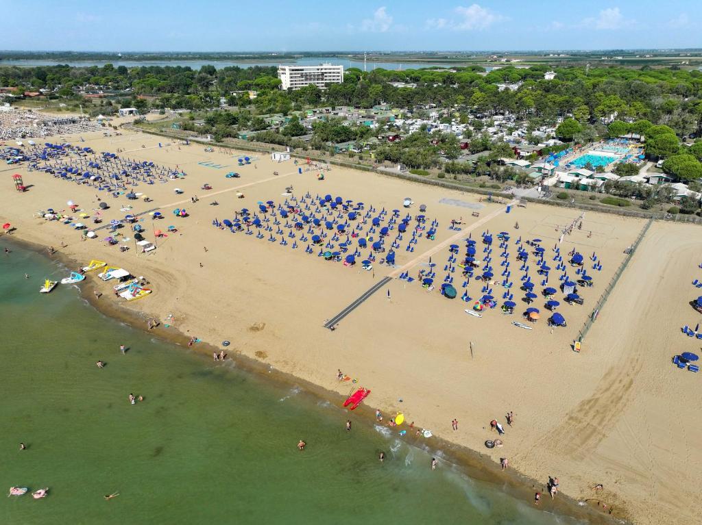 an overhead view of a beach with a large crowd of people at Camping Lido in Bibione