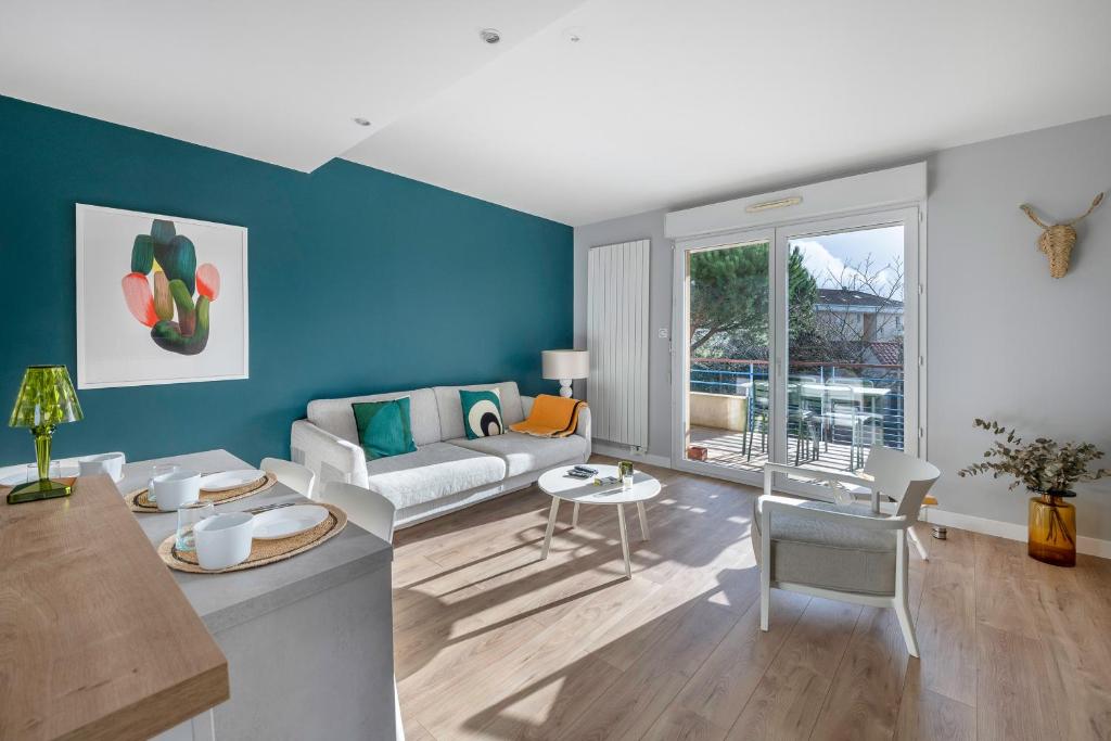 un salon avec un canapé et une table dans l'établissement La Baule, appartement confortable pour 4, à Pornichet