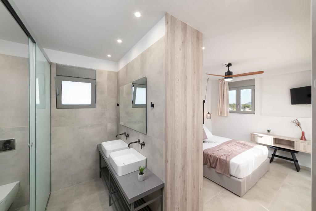 Postel nebo postele na pokoji v ubytování KS Luxury Villas Heated Pools