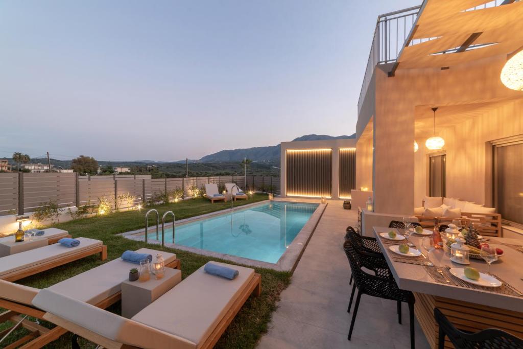 Bazén v ubytování KS Luxury Villas Heated Pools nebo v jeho okolí